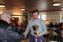 Miesten sarjan voittopokaalin ja kiertopalkinnon vastaanottaa Kalevi Pollari.