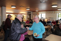 Naisten sarjan voittaja Merja Kangas vastaanottaa voittopokaalia. Lisäksi luovutettiin haltuun kiertopalkinto vuodeksi. 