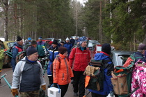 Kiihkeää jäälle lähdön tunnelmaa Elosaaren lossin rannassa ennen kisoja