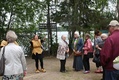 Opas otti asiantuntevasti ryhmämme "haltuunsa"