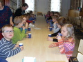 Meidän keittiötyttömme tarjosivat esiintyjille kiitokseksi mehua ja pipareita.